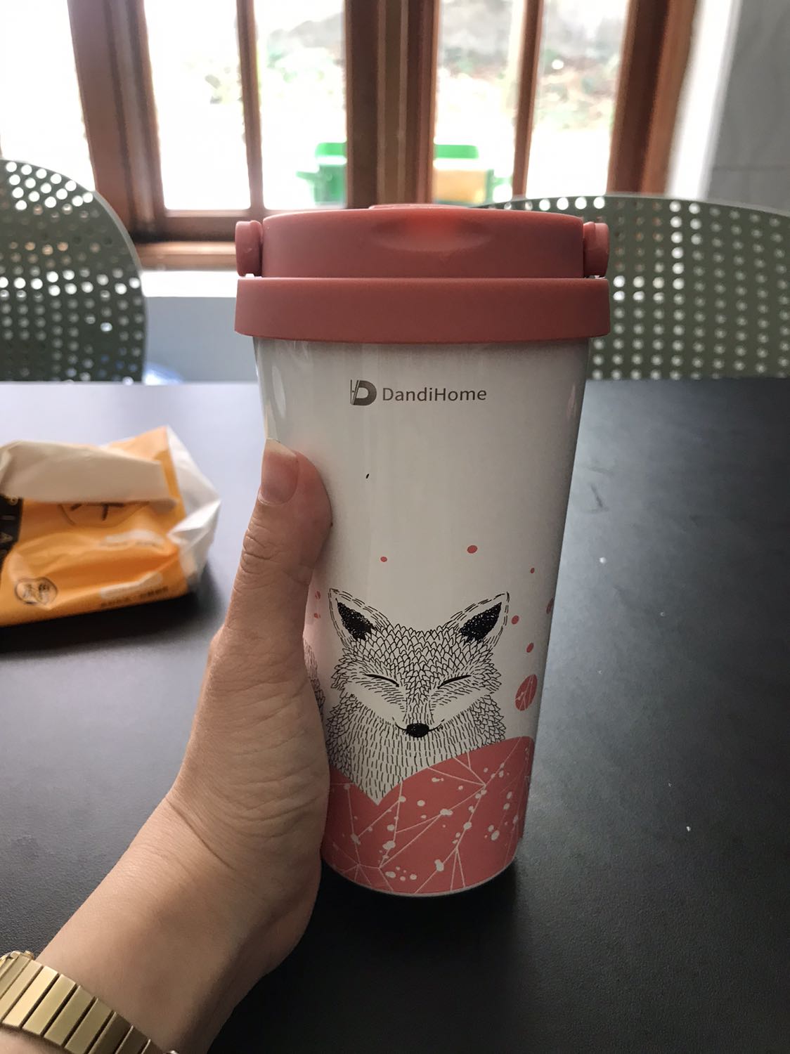 Ly đẹp lắm nha. Giữ nhiệt cũng khoảng 8 tiếng lận, không bị đổ mồ hôi ngoài ly. Có điều đầu cắm ống hút hơi nhỏ. Chắc chỉ để được ống hút nhựa, hoặc uống trực tiếp chứ ko để được ống hút inox đâu.