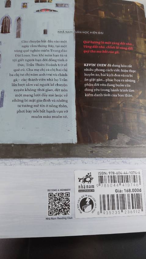 Trong tín ngưỡng dân gian nhiều nước châu Á, ngày rằm tháng 7 âm lịch vừa là ngày lễ Vu lan báo hiếu cũng là ngày tết Trung nguyên, khi mà Diêm Vương mở Quỷ môn Quan, thả các vong hồn tự do có dịp trở về dương thế. Mượn sự tích ngày lễ xá tội vong nhân với ý nghĩa một dịp đặc biệt để kết nối giữa người sống và người đã khuất, thể hiện lòng hiếu thảo từ bi và sẻ chia trong cộng đồng, Kevin Chen kể câu chuyện gia đình họ Trần ở một vùng quê nghèo miền trung đảo Đài Loan, câu chuyện là sự đan xen kết nối giữa những mảnh ký ức rời rạc với thực tại của cả người sống lẫn người đã chết khắc họa chân thực đến mức phũ phàng và bạo liệt bức tranh nông thôn Đài Loan phong kiến, lạc hậu cùng những thân phận con người nơi đây. 
Phong cách viết bình dân, ngôn ngữ và lời văn dễ đọc, dễ hiểu cùng những nét tương đồng cả về tự nhiên và văn hóa khiến câu chuyện trở nên hết sức gần gũi thân thuộc như xảy ra tại chính mỗi gia đình, lối xóm làng quê Việt Nam. Yếu tố kỳ ảo, giả tưởng, một chút hài hước cùng những bí mật gia đình được vén mở khiến câu chuyện dù cơ bản là buồn nhưng không bi lụy mà gợi mở thêm nhiều điều tốt đẹp.