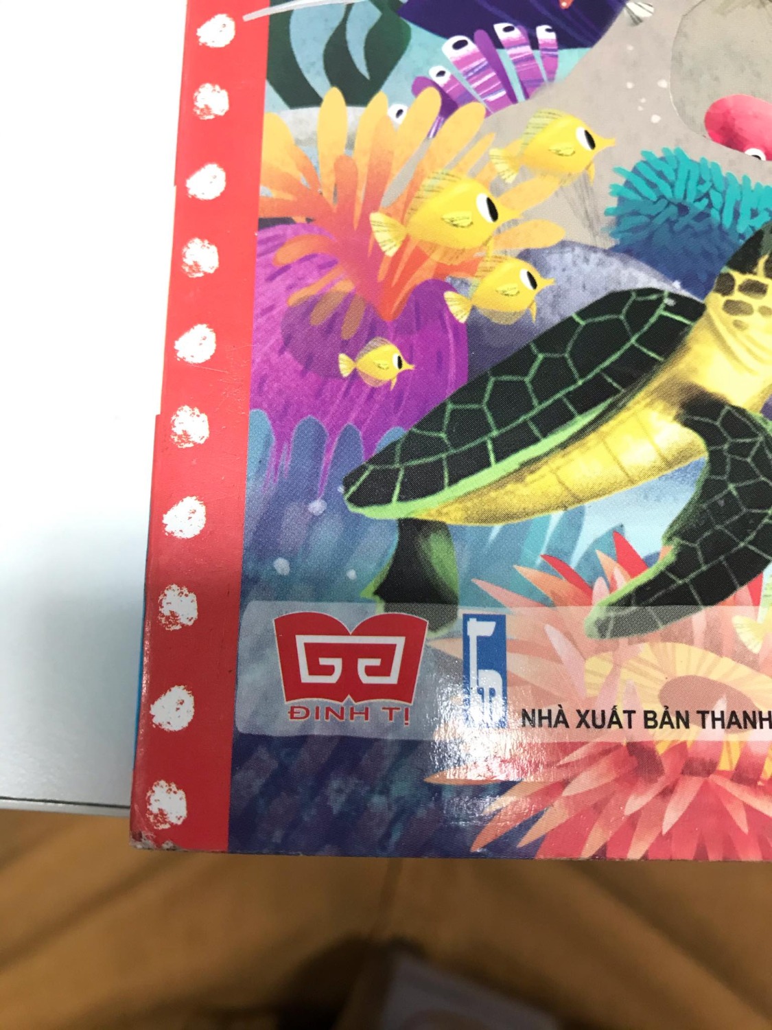 Chưa lần nào mua sách ở Tiki mà lần này lại dính sách lởm như thế này. Sách thì cũ, bìa giấy thì nát, sờn mép, bung bét lại còn bẩn. aaaaaaa, mua tặng sinh nhật cho cháu mà như này thì ai dám tặng. Không ngờ Tiki không có quy trình kiểm định hàng trước khi giao cho khách. Như cmt bên dưới quả thật chính xác. Nội dung và hình thức + số trang ko tương xứng với giá. Nội dung quá đơn giản ít giá trị, hình thức tương tác đơn điệu ko hấp dẫn bé nhà mình. Số trang ít.
Giá thì đắt, chất lượng không tương xứng giá tiền. Mong được hoàn tiền.