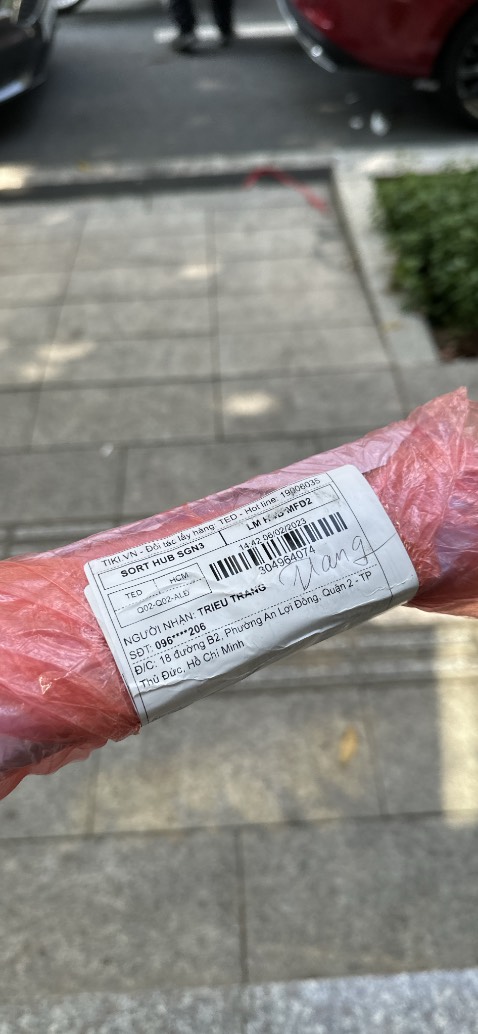 Em chọn màu tối. Mà giao e cái màu sáng thấy ghê.