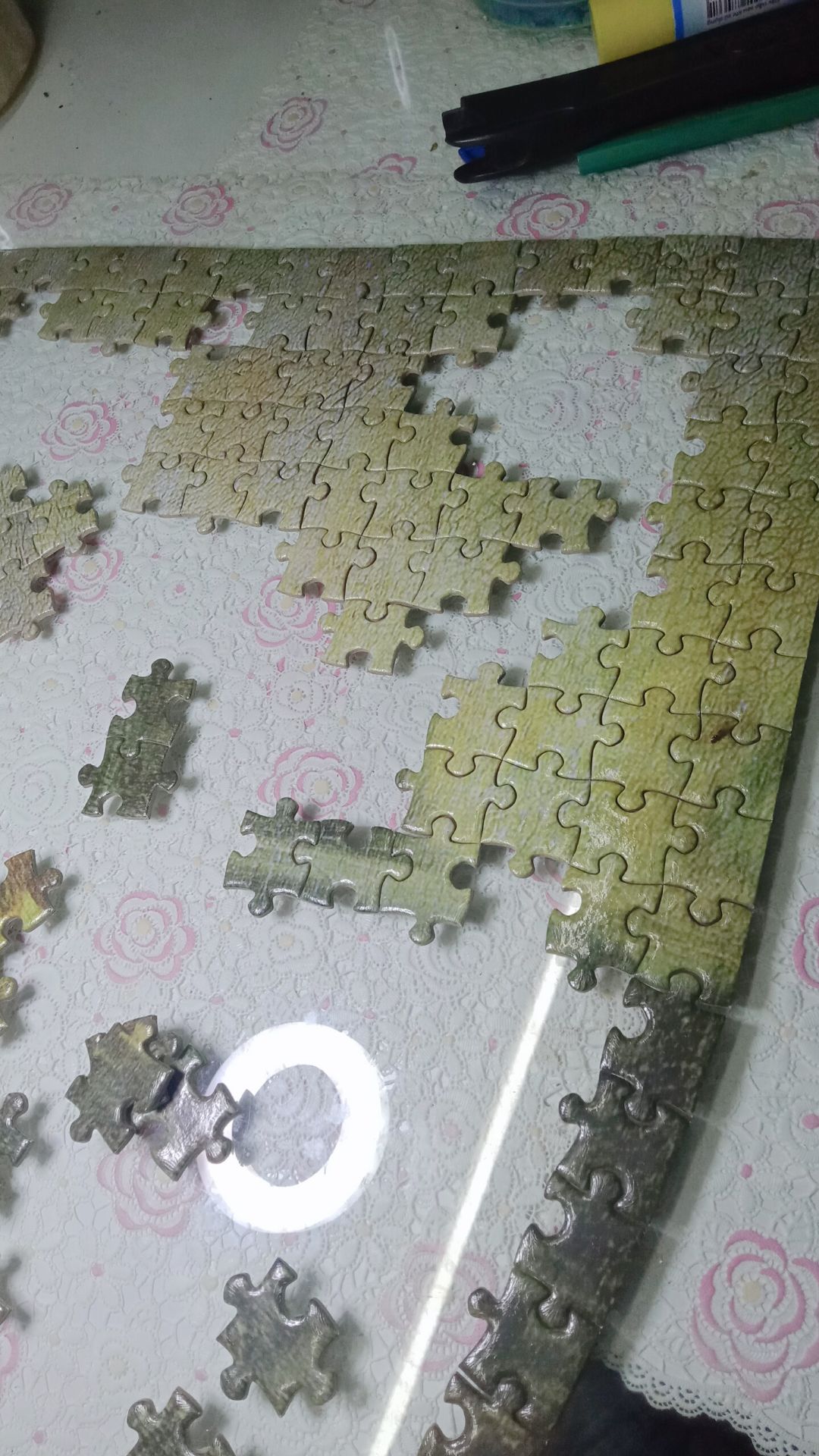 em bị thiếu mảnh ghép, cái phần màu xanh trên cùng em ghép chưa xong mà hết mảnh ghép rồi ạ. huhu
với lại không có tờ hướng dẫn sử dụng, mở hộp ra chỉ có 1 chai keo, 1 miếng xốp và một mớ mảnh ghép thôi ạ.