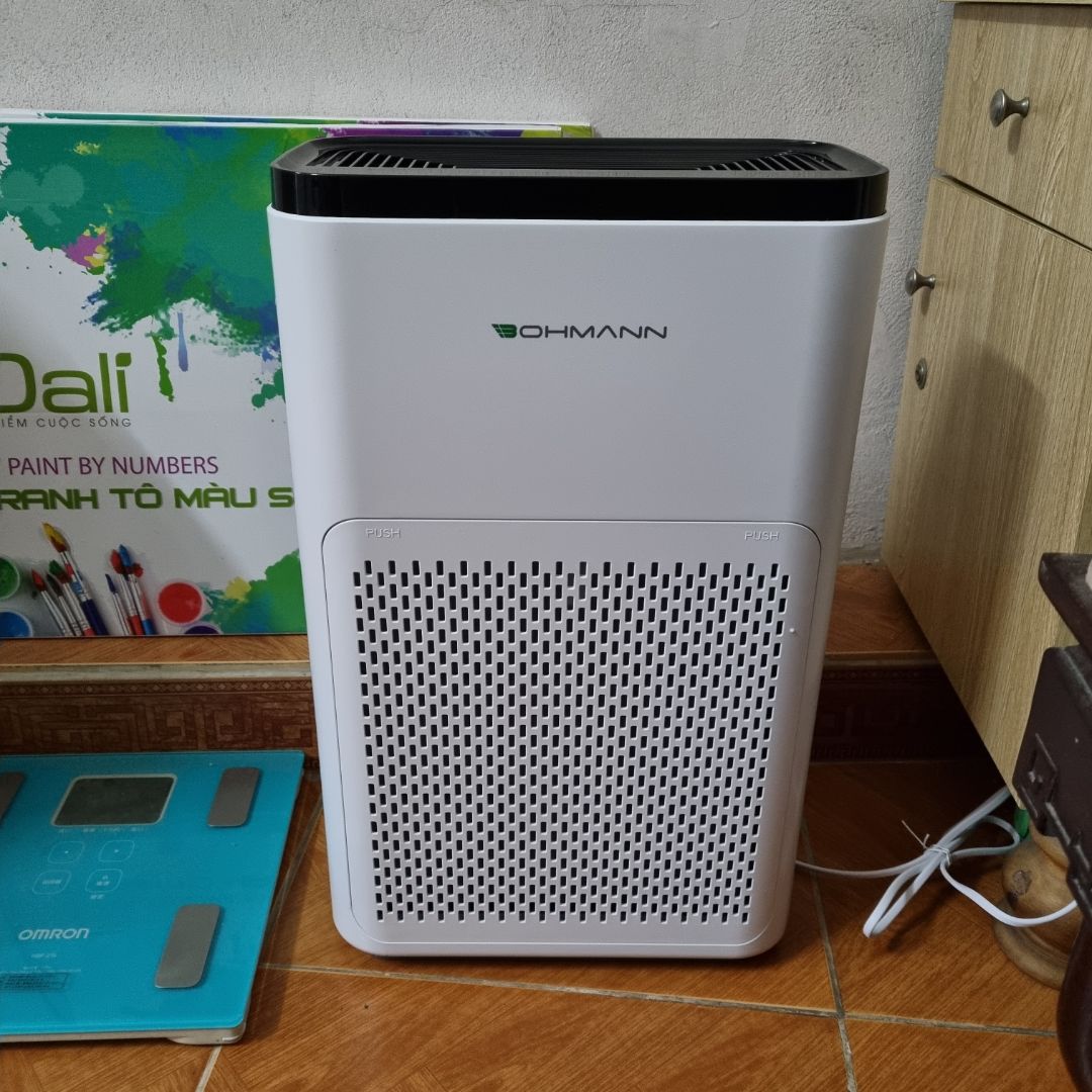 Giao nhanh, đóng gói cẩn thận, máy gọn nhẹ, giá mềm, lọc không bằng con xiaomi 3h mình đang dùng nhưng đấy là vì giá con xiaomi cao hơn nên cũng không phải vấn đề gì. Nhà mình thông tầng, mỗi tầng đặt một máy là thấy ok. Thích thử Bohmann một phần vì giá mềm và cũng có kết nối wifi để tiện theo dõi, một phần nữa là bộ lọc thay thế cũng không đắt. Nhưng mình mua đợt 12/12 mà giá còn cao hơn mấy ngày sau mình xem lại, nên cho 4 sao thôi.