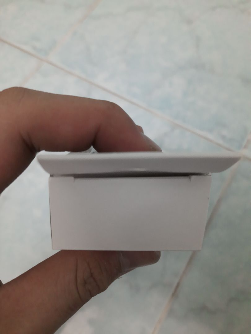 vừa nhận được hàng, mở ra thì bên trong đúng chất chỉ là một cái hộp đựng cái tai nghe, mấy cái phụ tùng phụ và tờ bảo hành. Mình có cảm giác như đây là sản phẩm đã được mở ra rồi. Ngoài ra hộp còn rất dơ. 
Có cái còn dui hơn là có cái seal ngay *** hộp mà đầu thì không có. Ủa vậy cái seal để làm gì trong khi đầu kia mở ra được :D ????? vừa nhận được hàng, mở ra thì bên trong đúng chất chỉ là một cái hộp đựng cái tai nghe, mấy cái phụ tùng phụ và tờ bảo hành. Mình có cảm giác như đây là sản phẩm đã được mở ra rồi. Ngoài ra hộp còn rất dơ. 
Có cái còn dui hơn là có cái seal ngay *** hộp mà đầu thì không có. Ủa vậy cái seal để làm gì trong khi đầu kia mở ra được :D ?????