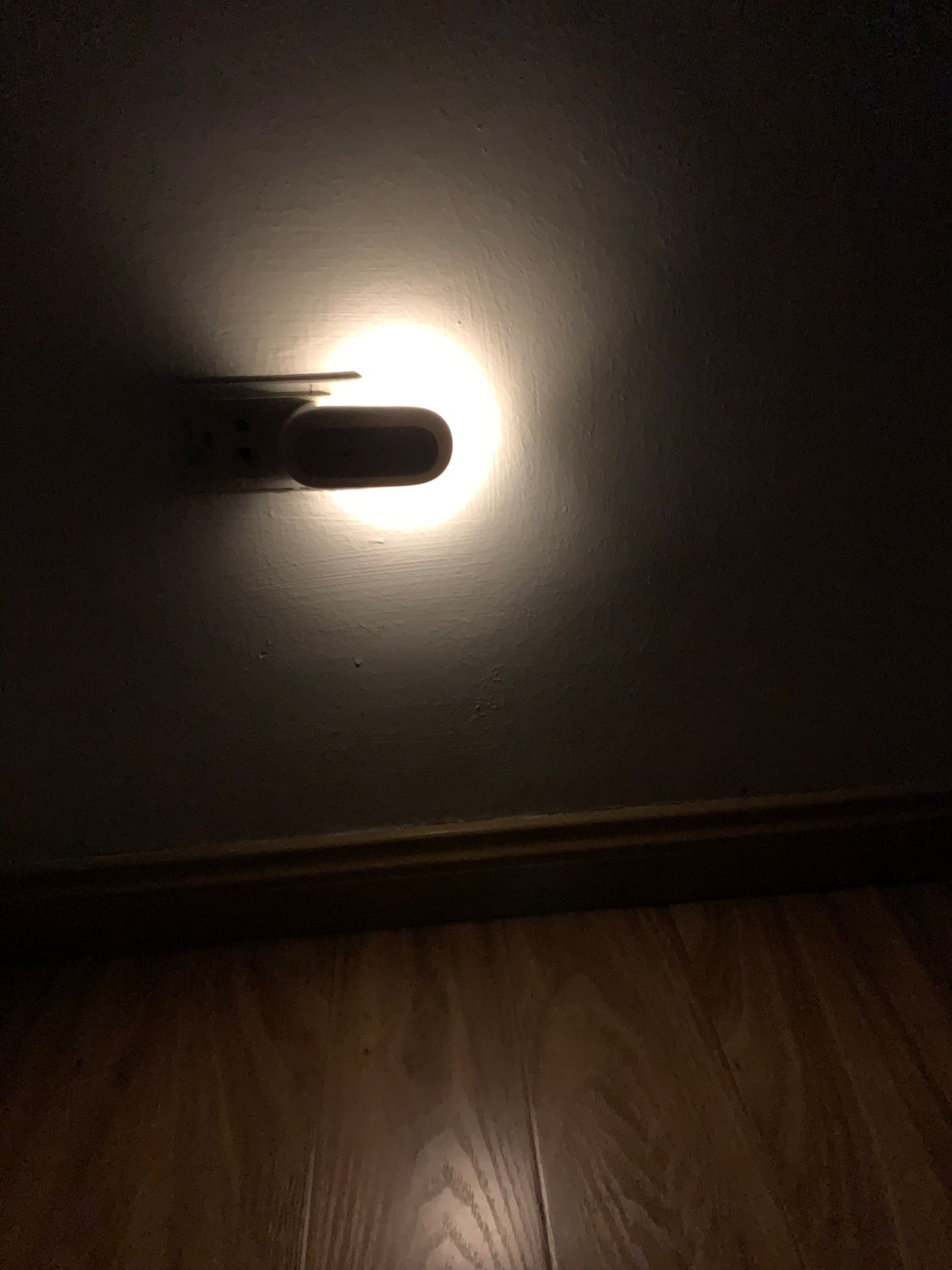 Sản phẩm đúng mô tả, remote nhạy và có nhiều tuỳ biến rất tiện. Sử dụng 1 một thời gian, đèn hoạt động ổn định. Giao hàng nhanh và đóng gọi ổn. Thanks shop!