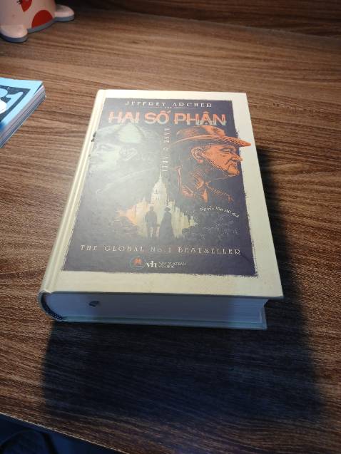 Bìa sách dày dặn có đệm lưng sách co dãn đọc rất thoải mái