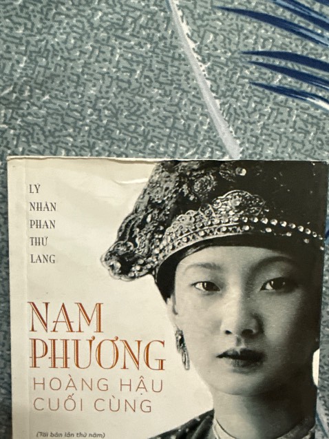 Hàng giao nhanh tuy nhiên sách bị cũ bìa và cong góc rất nhiều, lần đầu tiên mình bị trường hợp như này