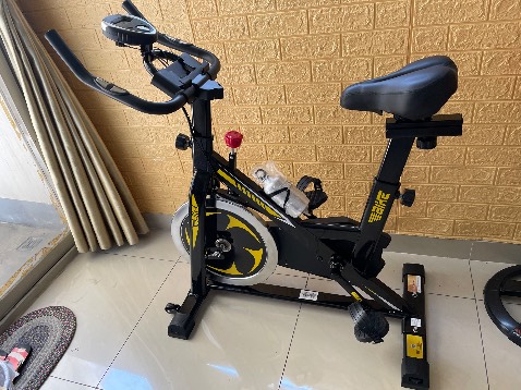 Xe đạp giao đúng hẹn, được hỗ trợ lắp ráp tại nhà luôn, có 2 bánh xe phía dưới nên chổng lên kéo đi tới lui rất tiện, quà kèm giao đúng loại và rất tiện dụng, giá cả hợp, thiết bị cũng chắc chắn nên ko có gì phải phiền lòng