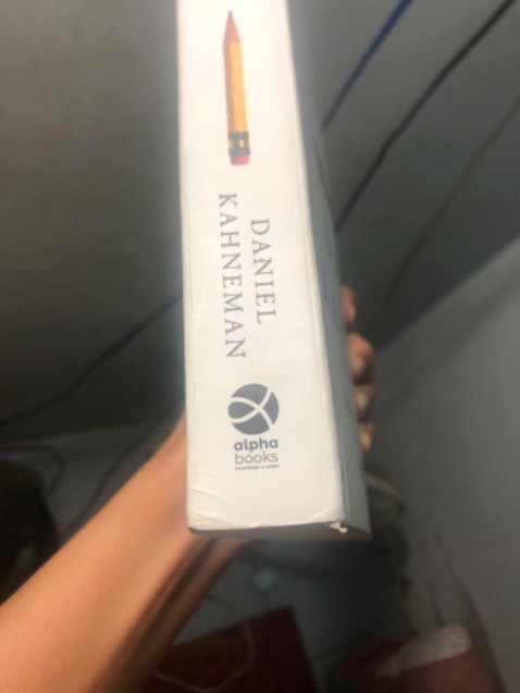 sách bị móp các góc, dính keo mặt bìa, mặt bìa dính dơ, seal sách bị rách có như ko có, tưởng đang mua đồ cũ.