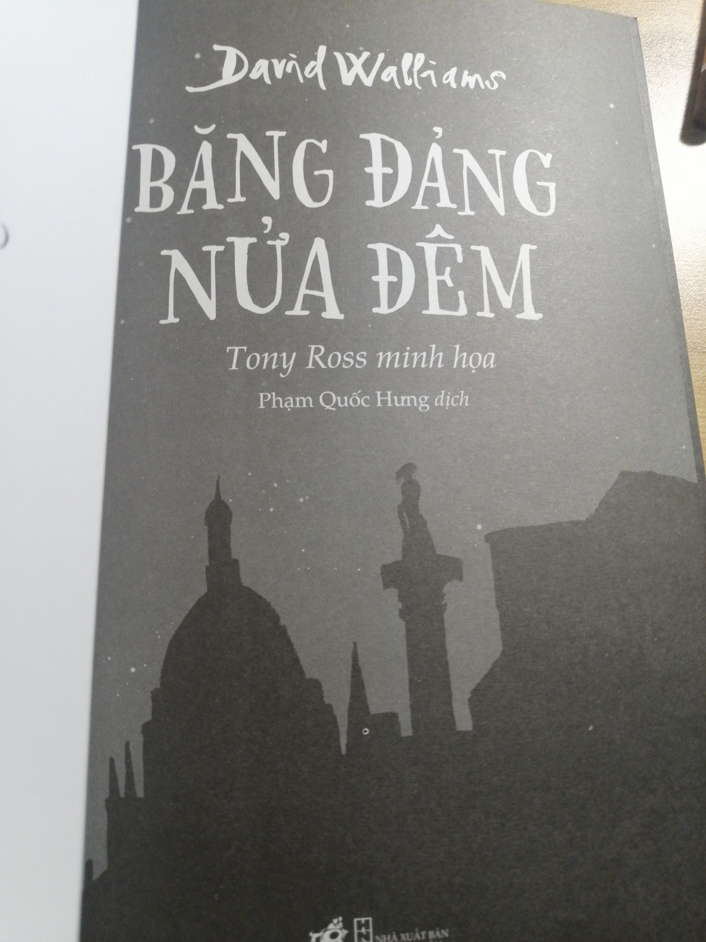 Giao hàng nhanh mặc dù mình đặt giao tiết kiệm. Sản phẩm không có bookcare và bị xước sát khá nhiều nhưng không bị móp méo. Mình hơi lười nên không thêm ảnh. Mọi người vẫn nên mua nhé.