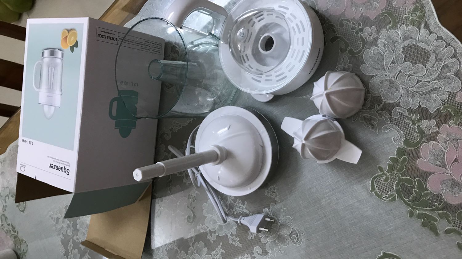 Máy vắt cam LL dùng rất đã, vắt kiệt tới giọt cuối cùng, lưới lọc ngăn được hầu hết hạt nên ly nước cảm trông thật hấp dẫn. Thích nhất là chiều xoay được thiết kế đảo chiều nên việc vắt hết sức nhẹ nhàng không tốn sức.
Máy 1,2 lít nên chạy khỏe. Tuy nhiên Có nhược điểm là nhiều chi tiết rời nên vệ sinh không tiện lắm còn lại thì rất OK.