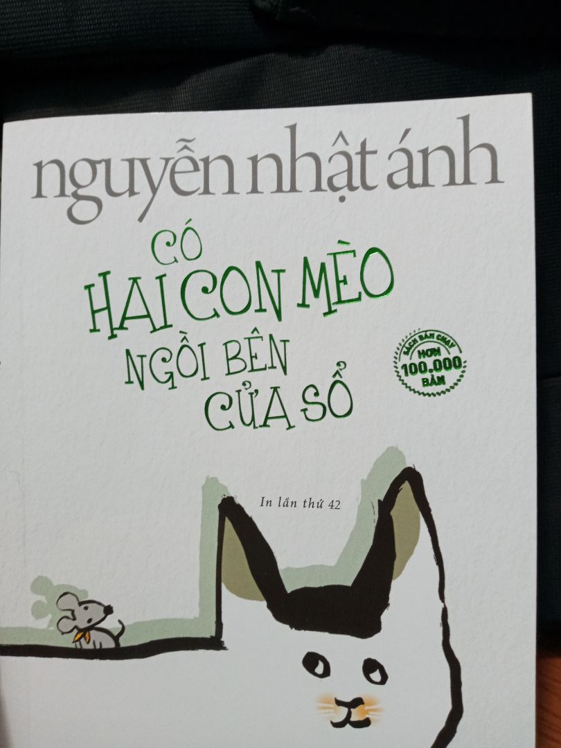 sách có nội dung nhẹ nhàng,kể về tình yêu của mèo Gấu lúc nào cũng nghĩ về nàng mèo Áo Hoa.bên cạnh đó cx kể về tình yêu của chuột Tí Hon với chuột Út Hoa.. sách cũng có những câu nói khá tâm đắc..