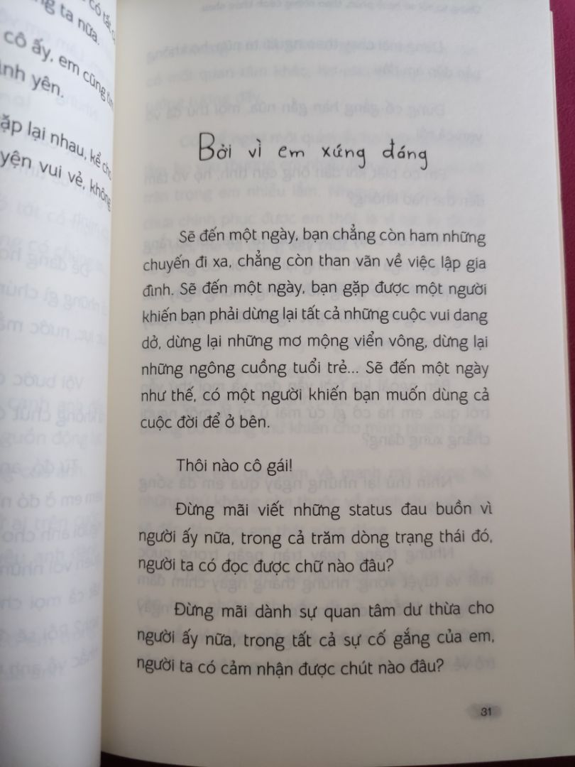 Đây là cuốn sách dành cho các bạn nữ thất tình, mới trải qua đổ vỡ tình cảm. Tôi không thuộc nhóm đối tượng này nên cảm giác như bị lời đề giới thiệu *** mua sách. Giới thiệu của sách hoàn toàn không hề về chủ đề chia tay, nhưng mua về rồi mới thấy 95% sách lan man về việc hậu chia tay, về việc "giá trị của bạn nữ không mất đi chỉ vì người ấy không yêu bạn nữa" vân vân mây mây, có thể là ý nghĩa chữa lành với đối tượng của sách nhưng đối với tôi, người đang bình thường không đổ vỡ gì, muốn tìm một cuốn sách nhẹ nhàng đọc để cảm thấy hạnh phúc thì nói thật là đọc sách này chỉ trầm cảm thêm vì tự dưng lại phải đọc về nỗi buồn chia tay, đổ vỡ ... Xong lên tiki đọc kỹ lại các review 1 sao mới thấy nhiều người cũng bị tốn tiền như mình. Sau này chắc không dám mua sách chỉ vì lời tựa đề giới thiệu nữa và mấy review tâng bốc nữa, *** người quá. 
Bạn tác giả viết sách cho các bạn nữ thất tình thì nói thẳng ra, lại trá hình là sách đề tài hạnh phúc dành cho tất cả mọi người. Bó tay. cho 1 sao vì bìa đẹp, sách mới.