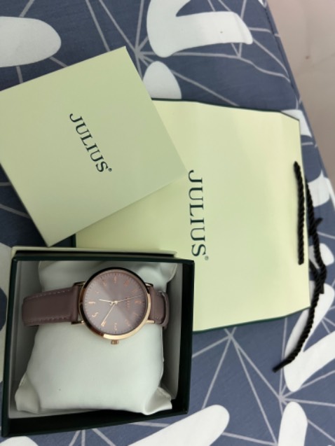 Đồng hồ đẹp, đeo êm tay, đóng gói cẩn thận, giao hàng nhanh, shipper dễ thương.
Đã kết nó từ rất lâu rồi, sẵn dịp sale nên mình hốt về liền. Không phải vì sale mà hàng kém chất lượng nhé.