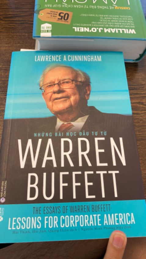 Thảm hoạ dịch thuật. Dịch như google translate. Sách được dịch bởi những người không chuyên, nhóm dịch giả cũng tự nhận là trình độ tiếng anh còn hạn chế vẫn cố gắng dịch. Thực sự đọc rất chán, lủng củng, khó hiểu, khó nhuốt. Chưa thấy cuốn nào viết về Warren chán như cuốn này. Tôi thấy ko đáng khi bỏ ra gần 200k để mua cuốn sách này. Alpha Book làm sách ẩu quá, sau mua sách của bên này tôi sẽ phải xem xét kỹ càng, cận thận hơn. Tốt nhất a e đừng mua, phí tiền, tốn thời gian lại thêm bực mình.