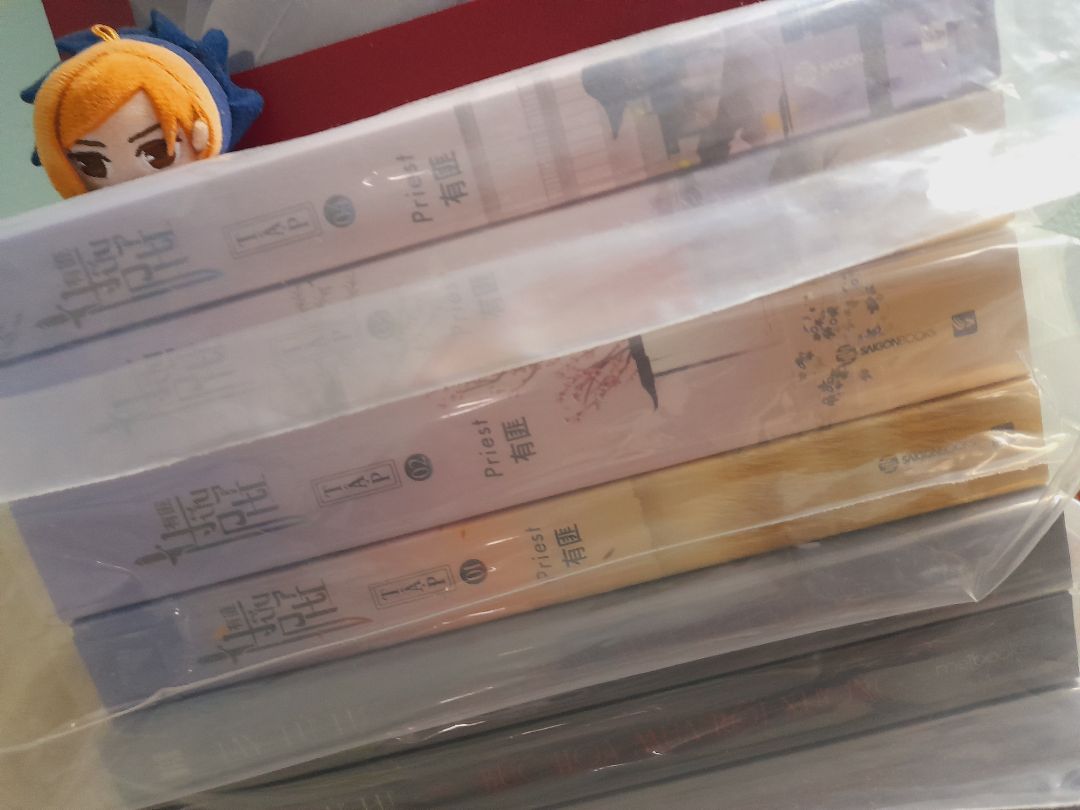 sách bị rách seal + khá cũ và bám nhiều bụi, giao hàng nhanh, móc khóa bị hằn vết lõm lên 4 cái bookmark, sách tập 1 bị dập gáy, bìa sau tập 3 bị gãy gập lại ngay giữa bìa, nếu lật sách ra nhạnh 1 chút là cái bìa sau bị xé làm 2 liền, ruột sách bị rất nhiều vết tay màu đen, rất bẩn, gáy tập 1,3 in lệch.