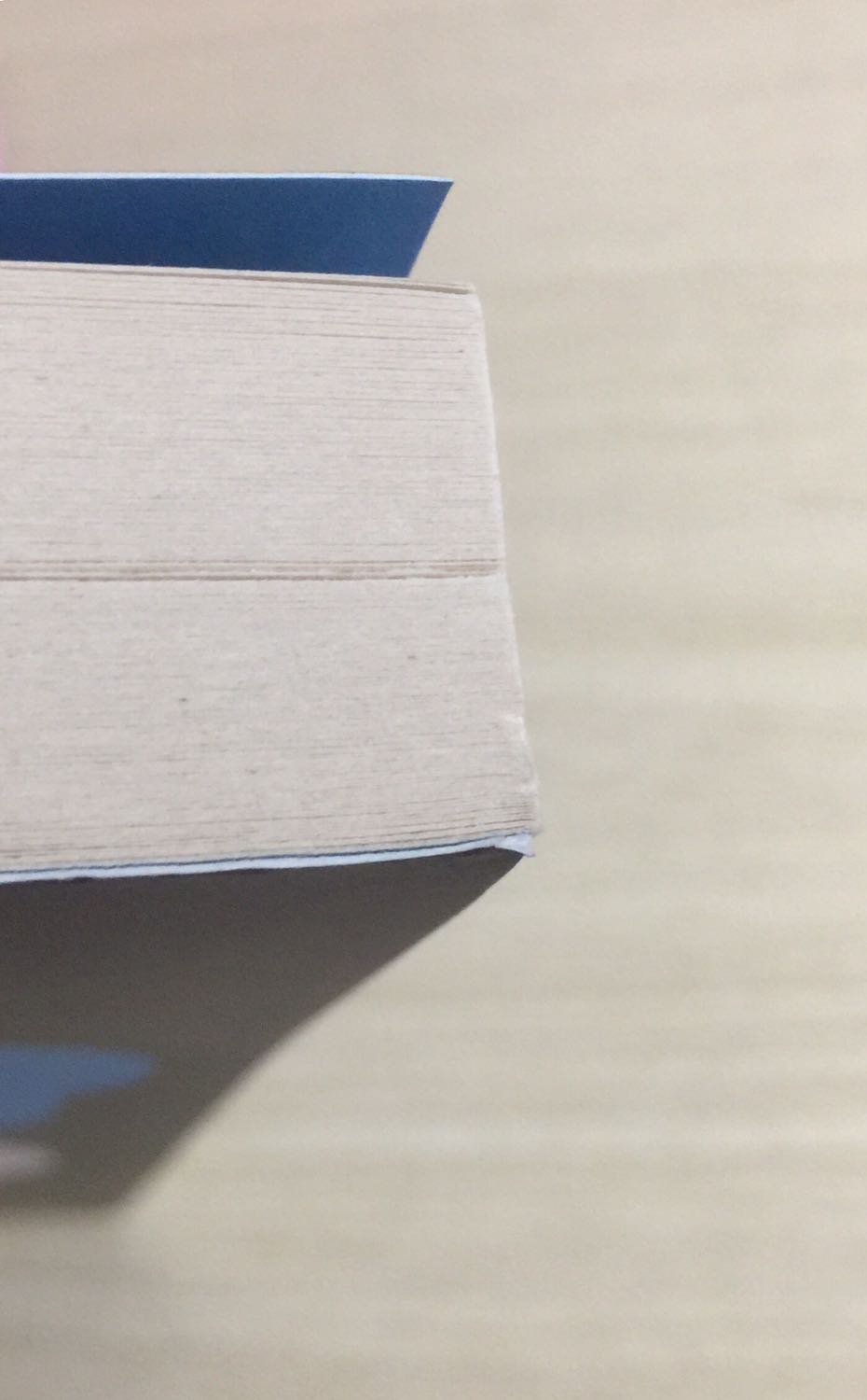 Về vẻ ngoài: Có một chút lỗi như bị móp một góc và cắt sách lỗi nhẹ, hơi bụi lúc mở ra, được bọc bên ngoài sách. Sách có kích thước gần giống wimpy kid. Bìa và chữ in rõ ràng, đẹp. Giấy xốp, hơi mỏng, ngả màu và hơi bụi như giấy tái chế.

Nhận xét: Mình chưa đọc nhưng có tìm hiểu sơ nội dung sách, đánh giá của mọi người và quyết định mua để “tắm” tiếng Anh và săn sale lúc 99k, hihi. Nhìn sơ qua thì phải có nền tiếng anh khá vững mới đọc được chứ không dành cho những người mới bắt đầu. Khá vui vì tiki cho bọc ngoài sách và giao nhanh.