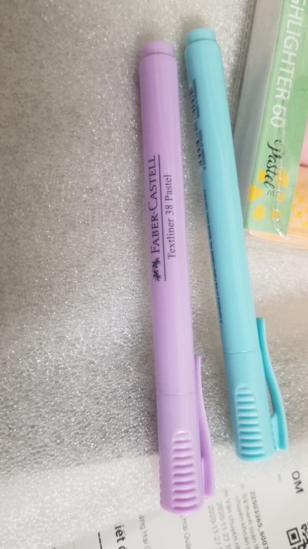 vỏ bút đẹp và cầm chắc tay. Màu tím đúng tông pastel, không đậm không nhạt. Khi tô sẽ hơi đọng mực lại ở phía cuối nếu đè mạnh và giữ. Nhìn chung rất hài lòng