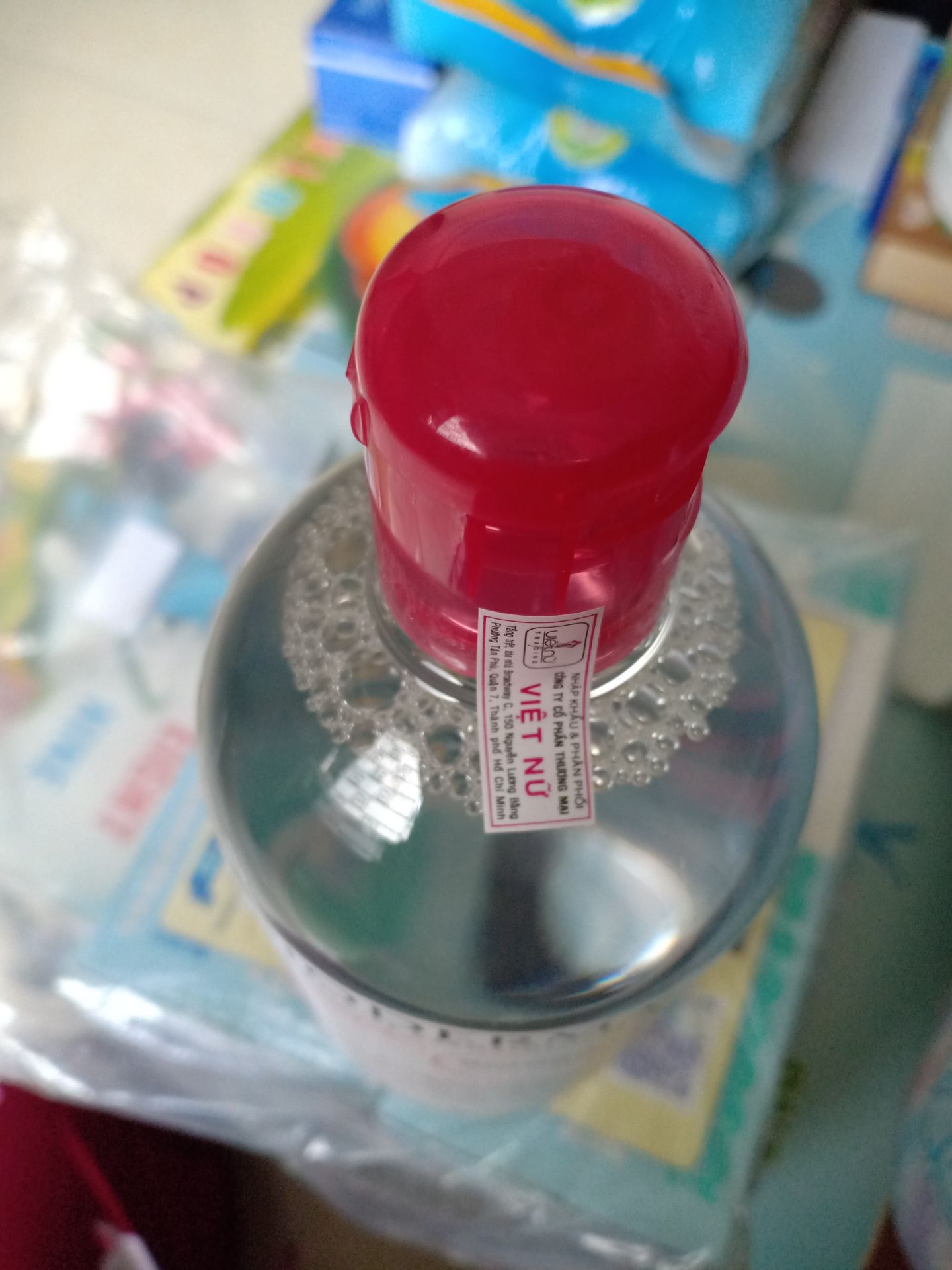 Trời ta nói bấm bụng mua lọ này thì cũng được cái ưng đi. Bọc cẩn thận, tuy không có túi chống xước bọc xung quanh, chỉ có lót mỏng và độn ngoài, nhưng hên là không trầy xước vỡ. Dùng rất sạch và nhẹ, không rát hay mùi hay kích ứng. Da bạn nào nhạy cảm thì loại này lại càng hợp.