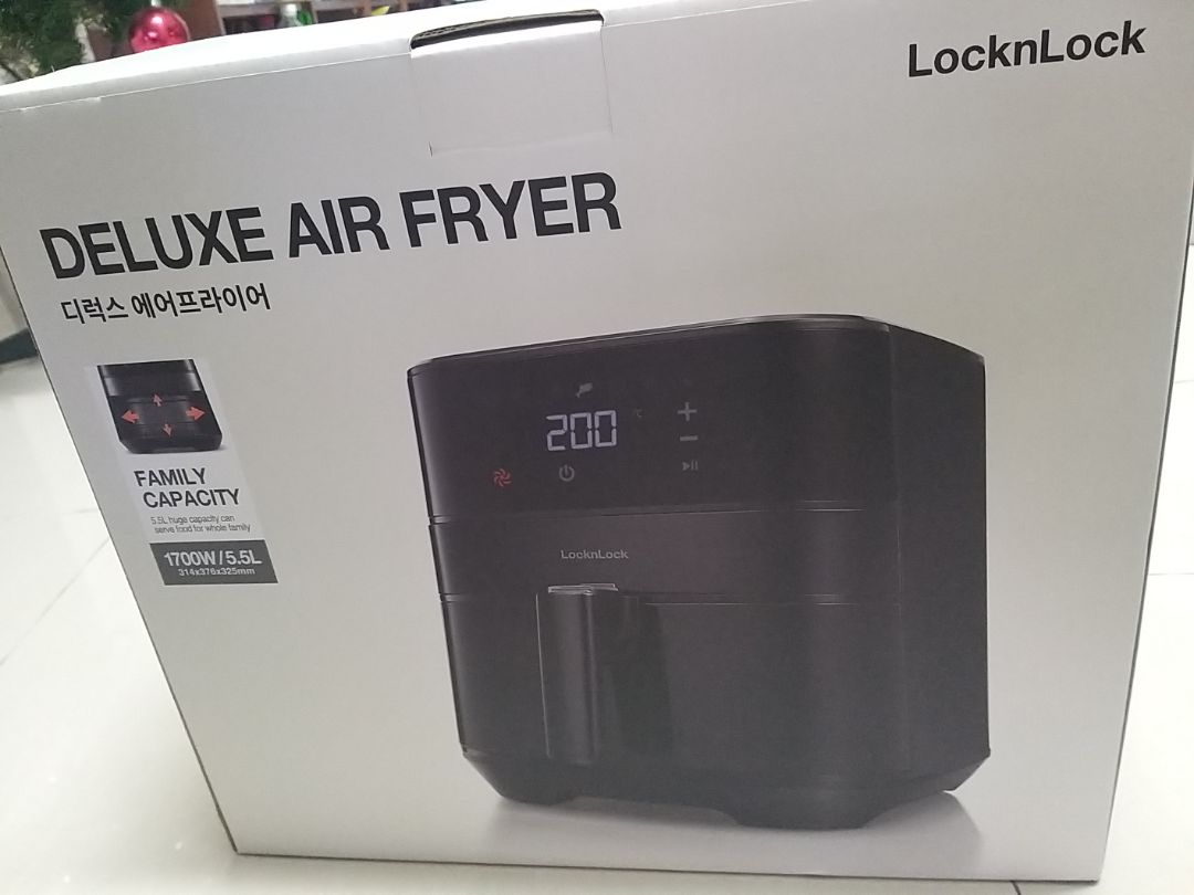 Hàng đặt mua ngày 12/12 nhưng shop giao hàng rất nhanh. Hàng đúng như mô tả, dung tích to nhưng rất gọn. Chỉ duy nhất 1 điểm không ưng ý là khay chiên kéo ra rất khó, mình phải dùng sức mới mở ra được. Không biết do lỗi hay là máy nào cũng như vậy