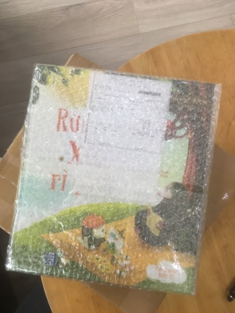 Vừa nhận sách và rất ưng ạ, cảm ơn shop, cháu nhà mình thích lắm.
Đóng gói chắc chắn, sách bìa cứng đẹp ghê lun, màu sắc cũng rõ ràng sắc nét, nội dung sách nhân văn và dễ thương lắm.
Đang đợt dịch mà mình đặt 2 ngày đã có hàng rui 🥰 
Sẽ ủng hộ shop dài dài ạ