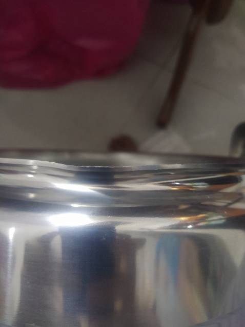 Sản phẩm bị móp méo, trầy xước. Mua nồi áp suất màu đen nhưng giao hàng màu trắng