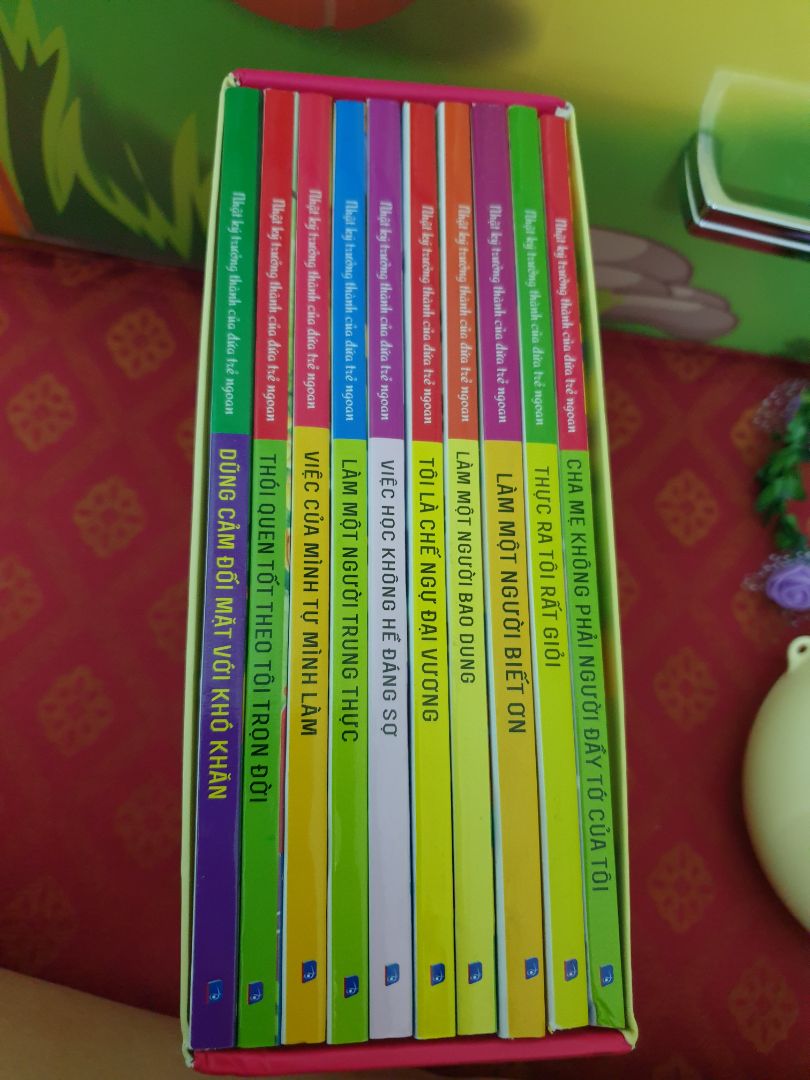 Bộ sách gồm 10 quyển với 10 chủ đề khác nhau.Cách viết của mỗi quyển là những câu chuyện ngắn chứa đựng những thông điệp của chủ đề đó, sau mỗi câu chuyện là sự đúc kết qua" Bài học trưởng thành". Vì vậy, việc đọc sách khá thú vị, ko giáo điều, sáo rỗng, dễ hiểu, dễ cảm.Và tác giả có thêm mục "Nhật ký đọc sách của tôi" để trẻ có thể ghi những cảm nghĩ của mình.Điều đó thật sự rất hay.
Các ba mẹ nên mua bộ sách này cho con mình đọc