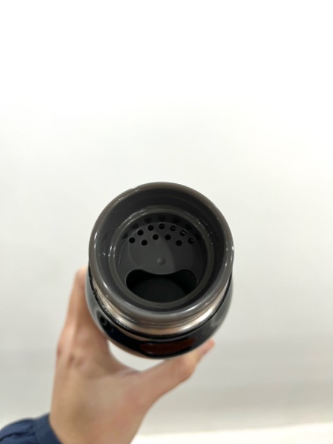 Mình mua tặng nên chưa biết khả năng giữ nhiệt thế nào, nhưng màu sắc chuẩn, bình chắc chắn, có chỗ cắm ống hút; tiki giao hàng nhanh.