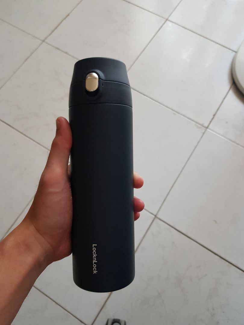 Sản phẩm tốt. Bình rất nhẹ, nhỏ gọn, dung tích đủ dùng, giữ nhiệt khoảng 6-8 tiếng. Lớp hoàn thiện nhám đẹp, dễ cầm và khá bền (sau 2 tháng sử dụng). Thiết kế nút bấm rất tiện sử dụng, tuy nhiên nếu quên khóa nút bấm khi để bình trong cặp thì khá nguy hiểm vì rất dễ bật nắp và tràn nước.
Tiki giao hàng nhanh và chuẩn. Giá cả cạnh tranh.