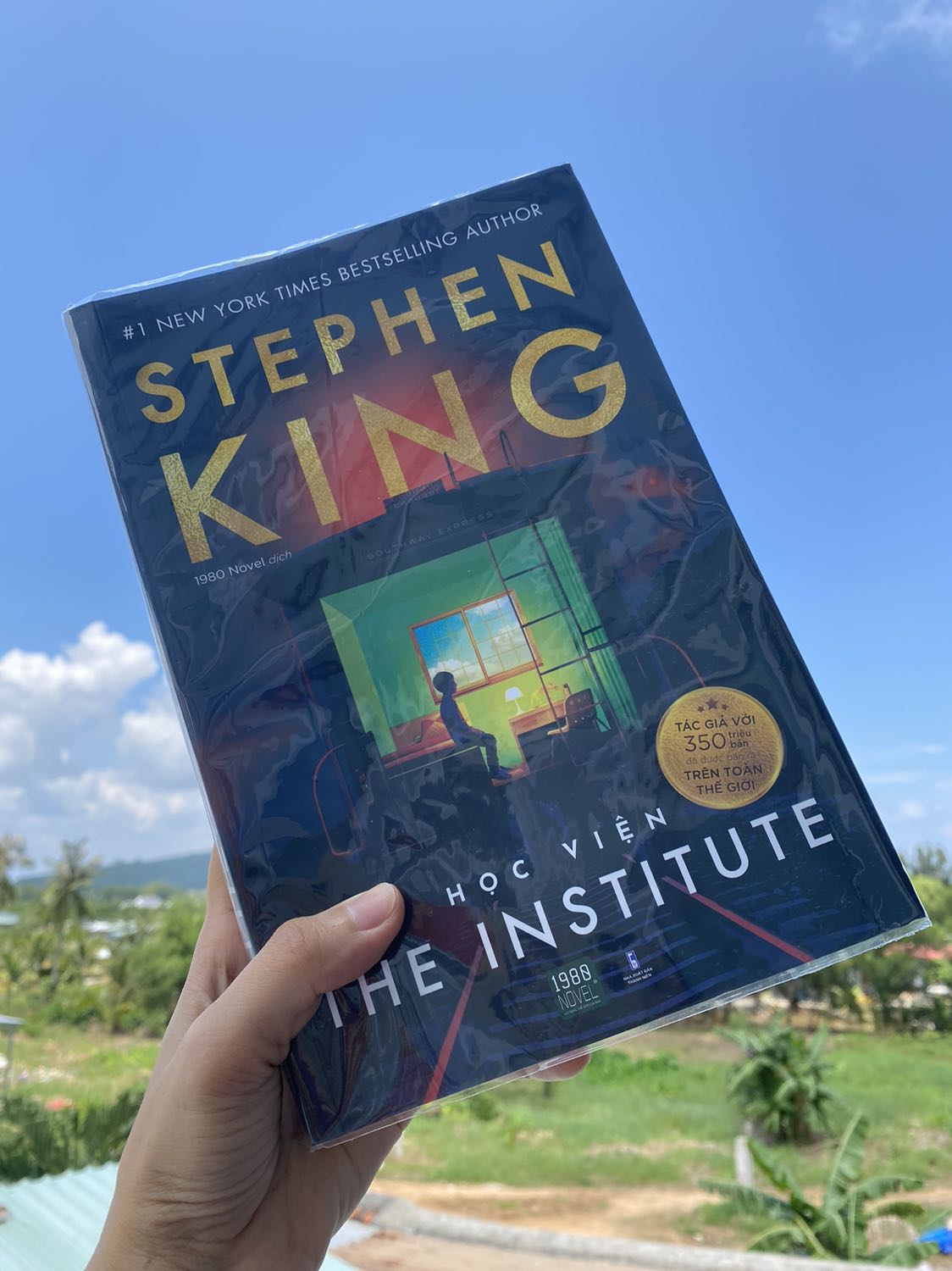 Đây là quyển mà mình mong chờ nhất, sách siêu đẹp, gói hàng cũng đẹp nữa. K bị móp méo như mấy đơn trước. Nội dung sách thì mình chưa đọc nhưng xem review thì có vẻ hay đấy. Sách mua được giá sale nữa, phải nói là không có gì để chê luôn ạ.