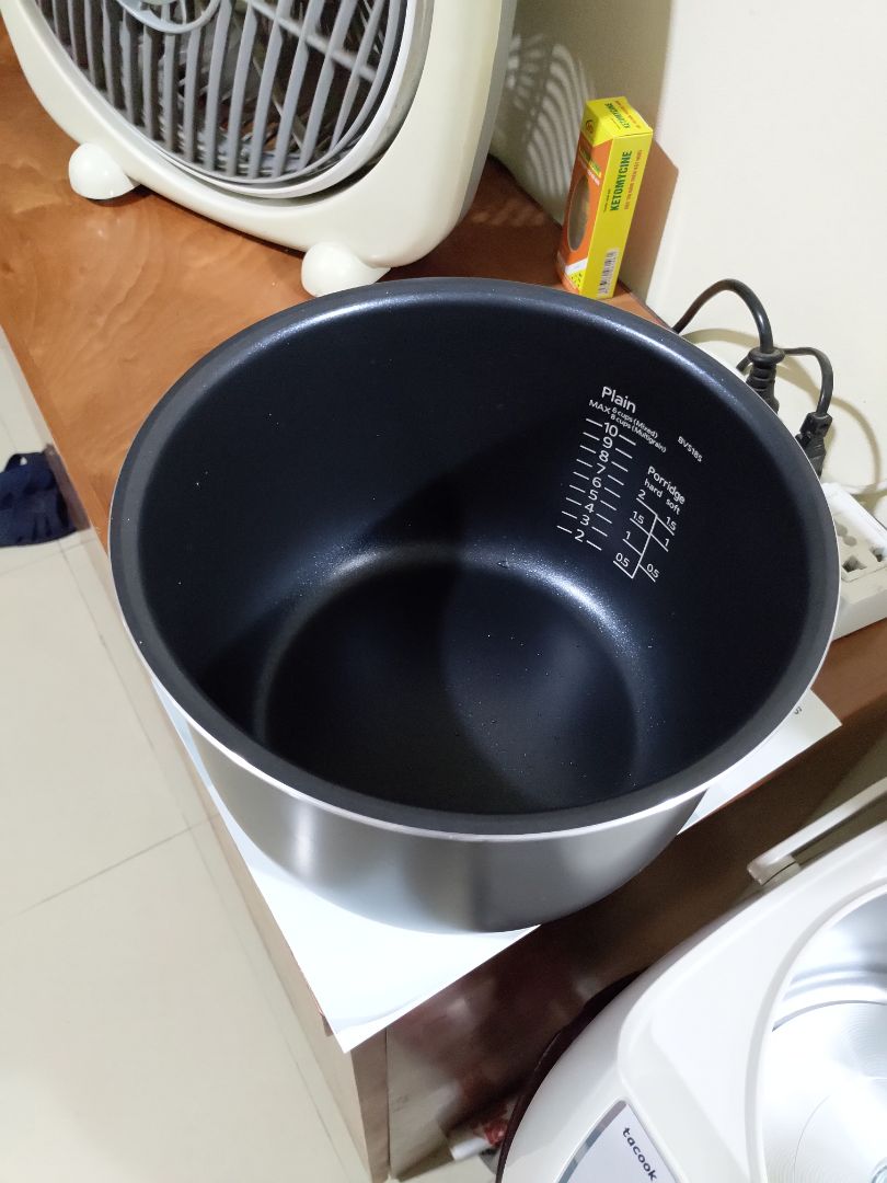Tiki giao hàng đúng như dự kiến. Mình mua đợt sale nên giá khá là tốt. Nồi cơm chất lượng tốt, nấu cơm mất hơn nửa tiếng, khá nhanh, cơm ngon với điều kiện cho vừa đủ nước. Mình thấy cho ít nước hơn một chút so với hướng dẫn trong sách thì cơm rất dẻo và ngon. Chuẩn cơm mẹ nấu luôn á. Chất liệu lòng nồi dầy dặn, nhiều chế độ nấu chưa thử hết đc. Một nhược điểm nho nhỏ là mỗi lần nấu xong phải lau mồ hôi đọng ở rãnh xung quanh nồi do không có bộ phận chứa có thể tháo rời. Tiki giao hàng đúng như dự kiến. Mình mua đợt sale nên giá khá là tốt. Nồi cơm chất lượng tốt, nấu cơm mất hơn nửa tiếng, khá nhanh, cơm ngon với điều kiện cho vừa đủ nước. Mình thấy cho ít nước hơn một chút so với hướng dẫn trong sách thì cơm rất dẻo và ngon. Chuẩn cơm mẹ nấu luôn á. Chất liệu lòng nồi dầy dặn, nhiều chế độ nấu chưa thử hết đc. Một nhược điểm nho nhỏ là mỗi lần nấu xong phải lau mồ hôi đọng ở rãnh xung quanh nồi do không có bộ phận chứa có thể tháo rời.