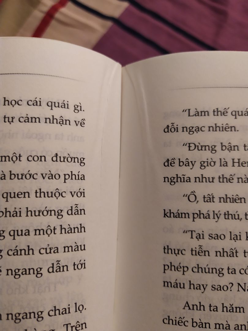 không biết có phải mua sách giảm giá mà tiki đẩy sách lỗi qua cho mình không.Mình mua khá nhiều sách ở Tiki nhưng đây là lần đầu tiên thất vọng thế này.Hộp sách và bìa sứt sẹo thì mình có thể bỏ qua.Nhưng sách bị bong gáy khi vừa mới dở ra đọc thì không thể chấp nhận nổi !
Mong bên Tiki sớm liên lạc để đổi giúp mình sách mới,dù là 1 tập lỗi thôi cũng được,vì mình rất yêu thích bộ truyện này và mục đích mua để sưu tầm nên không thể chấp nhận một quyển sách bị lỗi !