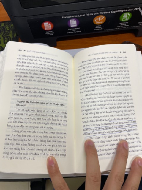 Cuốn sách là những chia sẽ của tác giả về cuộc đời của nhà đầu cơ vĩ đại phố wall, và phương pháp giao dịch của Jesse Livermore được các nhà kinh doanh cổ phiếu nổi tiếng cải tiến và áp dụng dựa trên điểm pivot tall của Ông.
William O’neil và các môn đệ của ông, Mark Minervini … đã áp dụng rất thành công pp giao dịch của Jesse Livermore dựa trên điểm pivot đảo chiều (ngày bùng nổ theo đà) và tiếp diễn(break nền giá). 1 pp mà tới ngày nay những traders đang áp dụng và kiếm lợi nhuận rất tốt trên thị trường cổ phiếu, hàng hoá, FX, …

Cuối cuốn sách là 1 kết quả rất buồn cho Jesse Livermore và gđ Ông. 😢

Mọi người nên đọc cuốn “ Cách thức giao dịch và đầu cơ cổ phiếu” để hiểu pp giao dịch của Jess Livermore