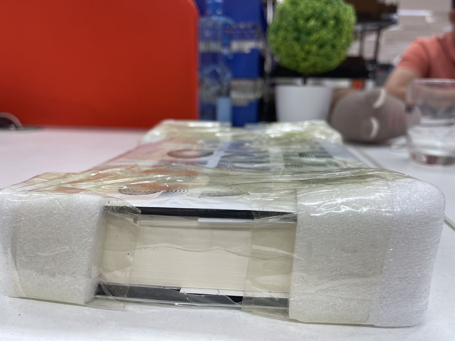 Nội dung thì không còn gì phải ý kiến, mọi người góp ý đầy ở các quyển bản thường, bìa mềm rồi. Mua để đi tặng, để lưu mà khi nhận hàng, nhà cung cấp nghĩ cái gì khi đóng chống móp méo góc sách, mà đi dán trực tiếp một lô băng keo trực tiếp lên cái màng bọc của sách. Bóc được chỗ đó ra thì nhìn lem nhem, chưa kể màng bọc ngoài bị lồi lõm như kiểu mua hàng thanh lý ở đâu. Một quyển sách Phiên bản đặc biệt, thì làm ơn đối xử đặc biệt một chút. Có thể bao bọc một lớp túi bóng trước khi dán một đống băng keo lên dùm, chứ giờ nhìn quyển sách so với số tiền mà thấy ức chế.
Ngoài ra, nhìn trực quan bên ngoài cũng không thấy khác biệt nhiều so với quyển bìa cứng cùng loại, với giá sale còn hơn 540k vẫn là quá đắt so với giá quyển bìa cứng. 1 triệu là mua được bộ 4 quyển của tác giả mà bìa cứng đẹp long lanh và chất lượng cũng gần như Phiên bản đặc biệt rồi.