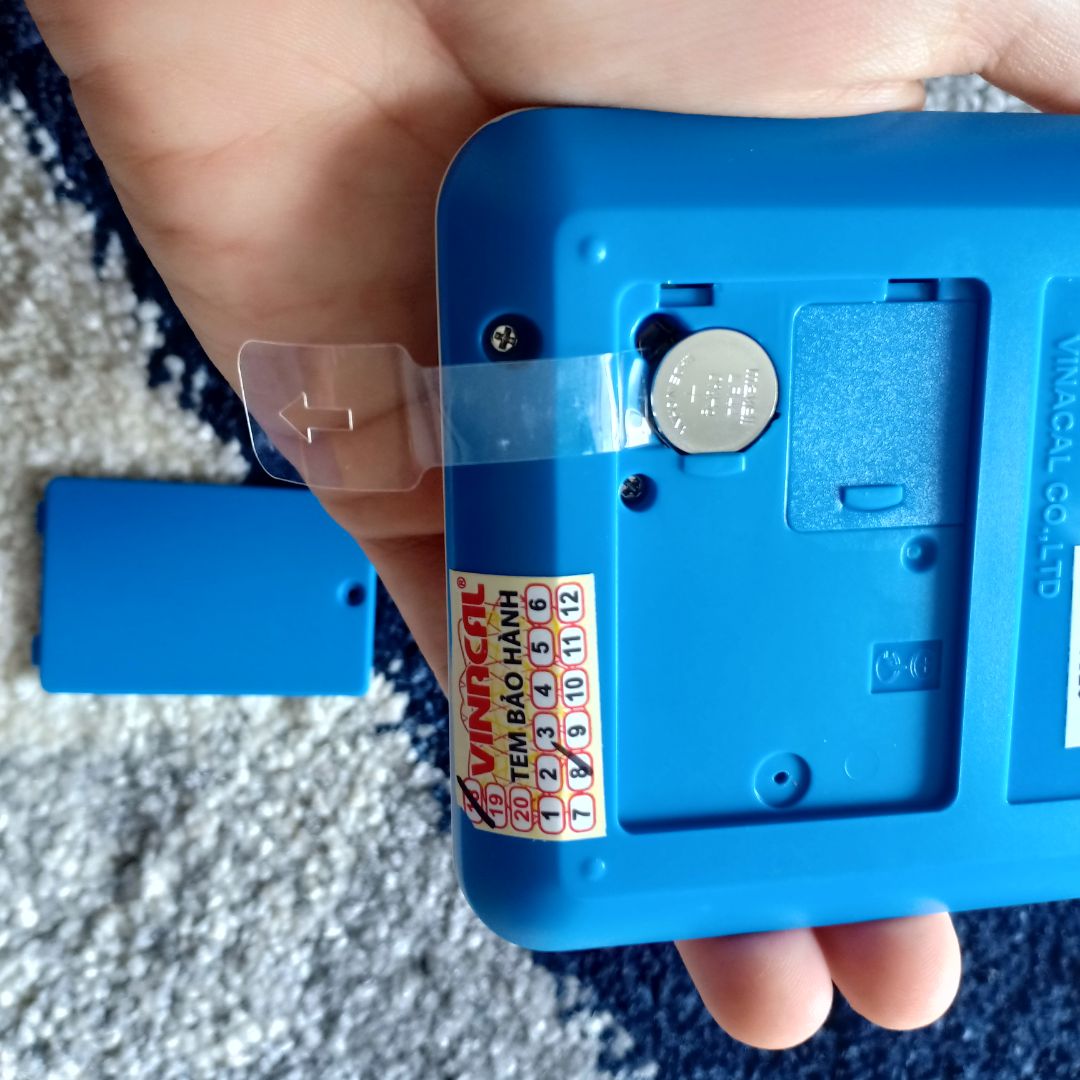 sản phẩm y hình, đầy đủ tem, giao đúng hẹn.
mua hàng việt thì chấp nhận một điều là nhìn, cầm sản phẩm như đồ chơi, nhẹ, nút bấm cũng nhẹ tưng cảm giác như cầm đồ chơi, thật sự! (so với máy Casio thì cầm chắc tay, phím chắc chắn)