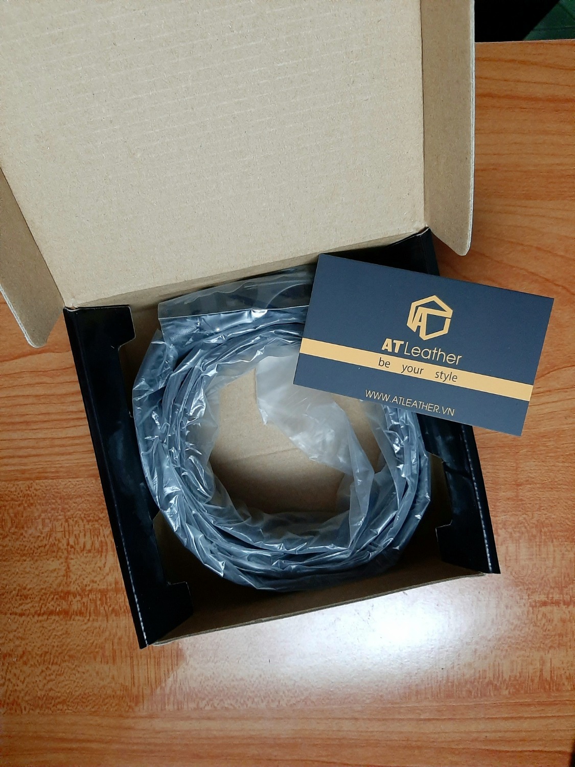 Vừa mở hộp ra, hình ảnh đẳng cấp đã đập ngay vào mặt. Mặt dây kết hợp hài hòa giữa màu đen nhám huyền bí và họa tiết vàng sang trọng. Vừa cầm lên đã cho cảm giác rất tốt. Chọt dây vào lỗ, kéo rẹt một cái cực phê thì phát hiện mình quá gầy, lại phải nghiên cứu cắt đầu dây ngắn bớt mới đeo vừa. Nhờ cắt ra mới thấy chất liệu dây quá tuyệt. Nói chung đáng đồng tiền bát gạo.