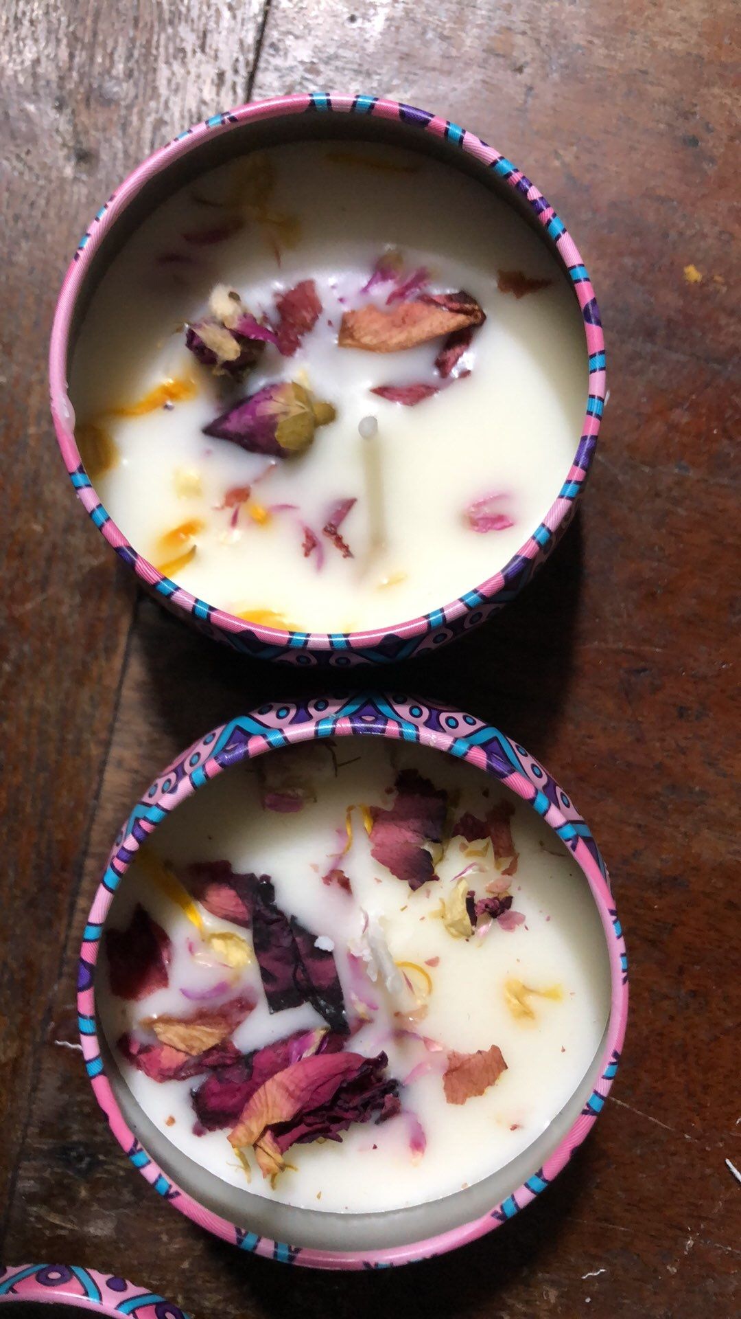 Có mùi thơm nhẹ mùi oải hương. Đốt hơn nửa thì có mùi thơm đậm. Cháy tầm 4h giờ. Sản phẩm phù hợp giá tiền.