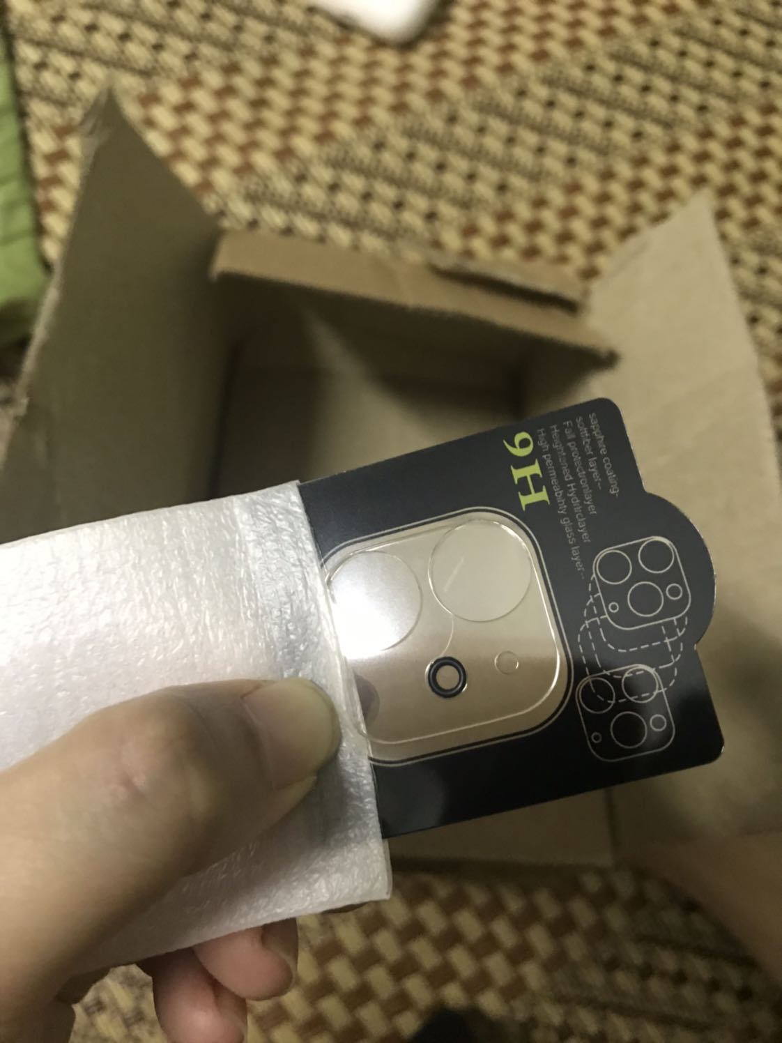 Mình đã hy vọng và muốn cường lực trong suốt cả tấm mà nó lại là loại có chấm vành tròn nhỏ. Có 2 cái trong 1 pack thì 1 cái bị xước. Shop tư vẫn khá nhiệt tình nhưng làm việc chậm, giao hàng cũng chậm!