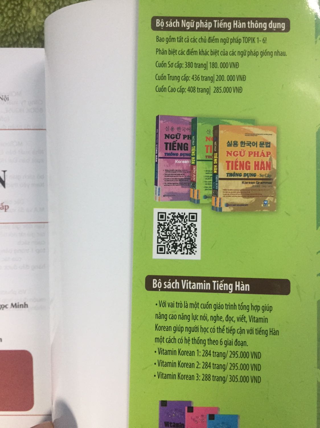 Đây là lần đầu tiên mình đặt hàng trên Tiki công nhận giao hàng thần tốc luôn ạ, sáng sớm anh giao hàng đã gọi. 2 sách mình mua cùng đơn khá ok. Nhưng cuốn này mình mong chờ nhất lại làm mình thất vọng. Mình biết đây không phải lỗi của Tiki nên mình muốn góp ý cho NXB sách. Mình mua thêm vì quyển cũ mình đã học mòn rồi, nhưng mình có 2 quyển nên càng dễ so sánh hơn.
 
1. Thứ nhất, cái này ko ảnh hưởng gì nhưng vì thấy buồn cười nên mình góp ý. Giá bìa năm 2020 là 250.000, tăng 50.000 so với giá bìa 2018 nhưng phía trong phần gấp giới thiệu 3 loại sách Ngữ pháp Tiếng Hàn thông dụng vẫn ghi sách Trung cấp 2*** @@ 
2. Chất lượng in của sách mới rất tệ, mực bị nhoè hết, có thể thấy rõ khi so sánh với sách cũ. 
3. Phần cắt sách còn bị dính lại -_- và phía dưới phần trang còn bị cắt lệch mất chữ nữa nhưng giới hạn 5 hình ảnh nên mình không up tiếp được. 
4. Sách mới mở ra mà đã bị vết ố như này. 
Thật không vui với trải nghiệm này, mình còn nghĩ là xuất bản in mới nhất là hàng lậu nữa cơ. Đây là lần đầu tiên mình đặt hàng trên Tiki công nhận giao hàng thần tốc luôn ạ, sáng sớm anh giao hàng đã gọi. 2 sách mình mua cùng đơn khá ok. Nhưng cuốn này mình mong chờ nhất lại làm mình thất vọng. Mình biết đây không phải lỗi của Tiki nên mình muốn góp ý cho NXB sách. Mình mua thêm vì quyển cũ mình đã học mòn rồi, nhưng mình có 2 quyển nên càng dễ so sánh hơn.
 
1. Thứ nhất, cái này ko ảnh hưởng gì nhưng vì thấy buồn cười nên mình góp ý. Giá bìa năm 2020 là 250.000, tăng 50.000 so với giá bìa 2018 nhưng phía trong phần gấp giới thiệu 3 loại sách Ngữ pháp Tiếng Hàn thông dụng vẫn ghi sách Trung cấp 2*** @@ 
2. Chất lượng in của sách mới rất tệ, mực bị nhoè hết, có thể thấy rõ khi so sánh với sách cũ. 
3. Phần cắt sách còn bị dính lại -_- và phía dưới phần trang còn bị cắt lệch mất chữ nữa nhưng giới hạn 5 hình ảnh nên mình không up tiếp được. 
4. Sách mới mở ra mà đã bị vết ố như này. 
Thật không vui với trải nghiệm này, mình còn nghĩ là xuất bản in mới nhất là hàng lậu nữa cơ.