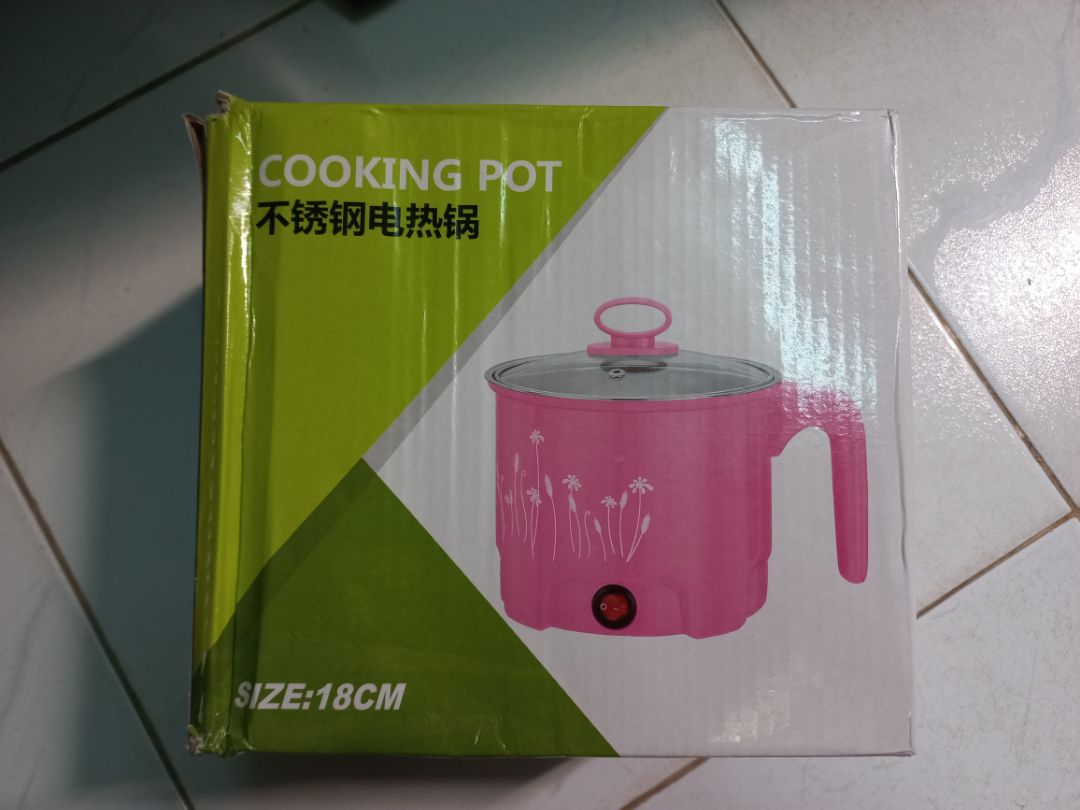 mỏng manh, chất liệu nhựa dỏm. hộp đựng móp méo