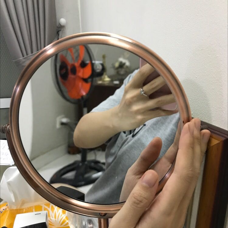 Đế chắc chắn gương to rõ dễ tháo lắp. Giao hàng đúng hẹn nói chung rất hài lòng