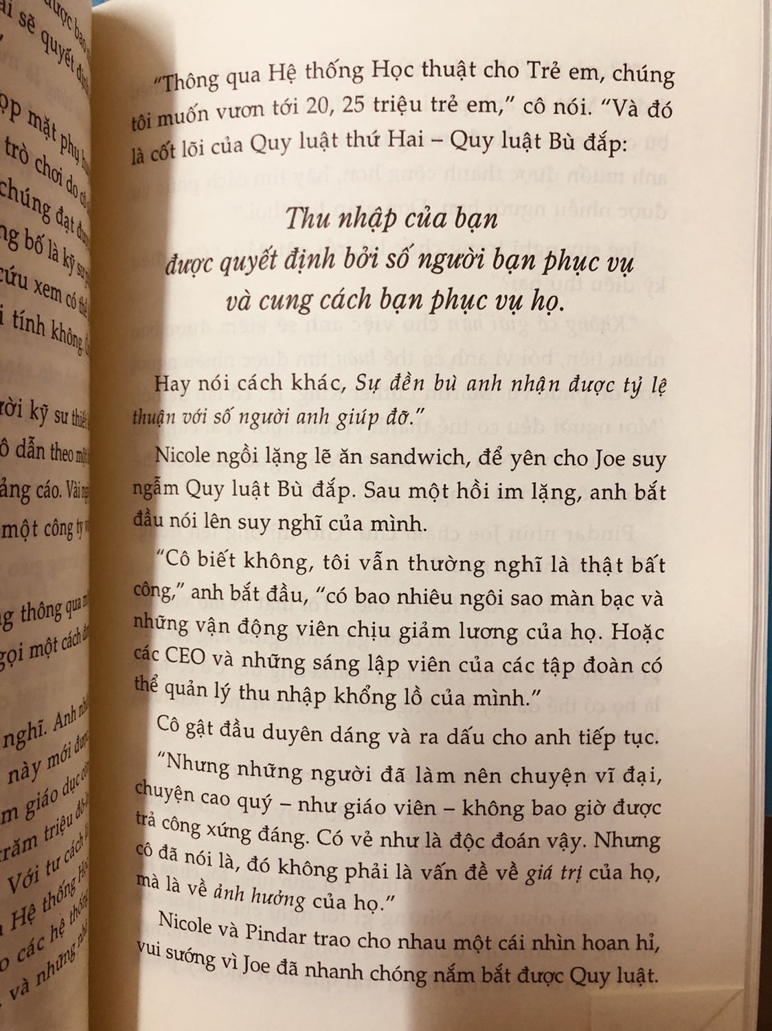 - Nội dung sách nói về các bí quyết trong kinh doanh của những người thành công mà ít ai có thể làm được đó là sự cho đi mà không có sự tính toán, là làm việc bằng sự chân thành bằng cả trái tim. Sự cho đi không phải là dại khờ mà là đỉnh cao của tấm lòng cao cả, cho đi rồi sẽ được nhận lại. Đôi khi những gì mình nhận lại còn to lớn hơn những gì mình đã cho đi. 
- Mong sự chia sẻ của mình sẽ giúp ích cho việc lựa chọn sách của bạn ❤️
