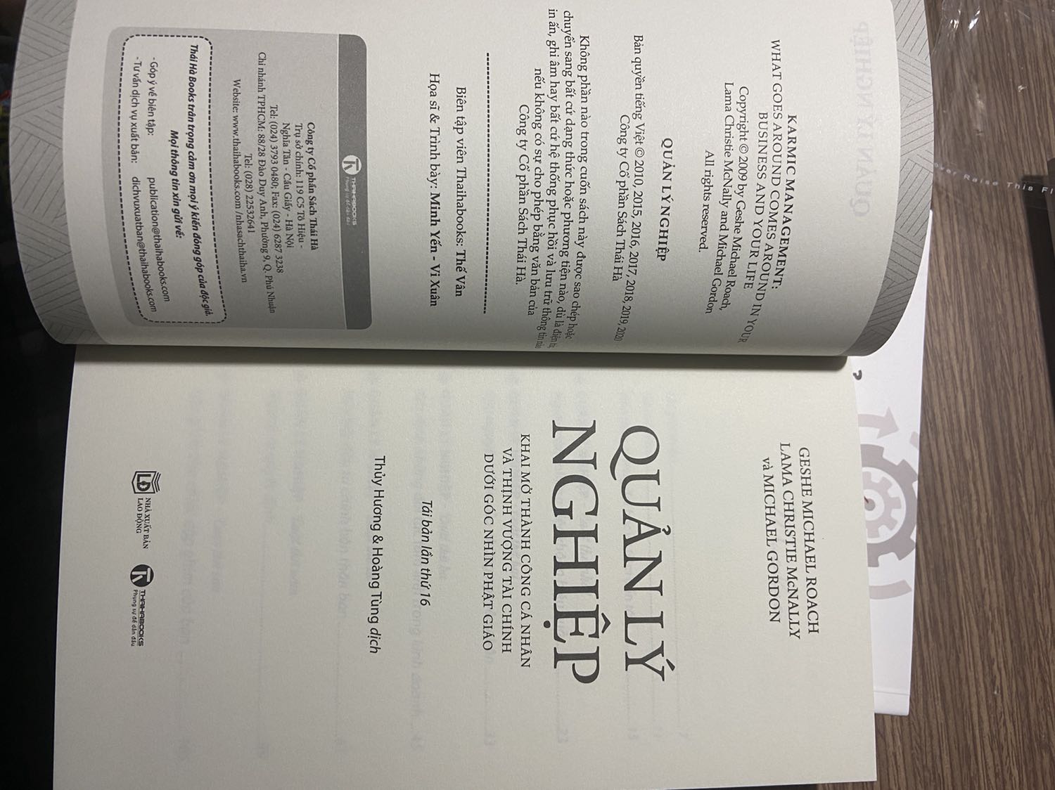 Tiki vẫn luôn làm hài lòng khách hàng vì dịch vụ giao hàng rất nhanh, dù mình chọn giao hàng tiêu chuẩn.
Thaihabooks nổi tiếng với nhiều dòng sách về quản trị và lãnh đạo. 2 cuốn này đều được sếp của mình giới thiệu đọc. Mình tin chắc sẽ có nhiều nội dung hữu ích cho các bạn muốn trau dồi kỹ năng quản lý.