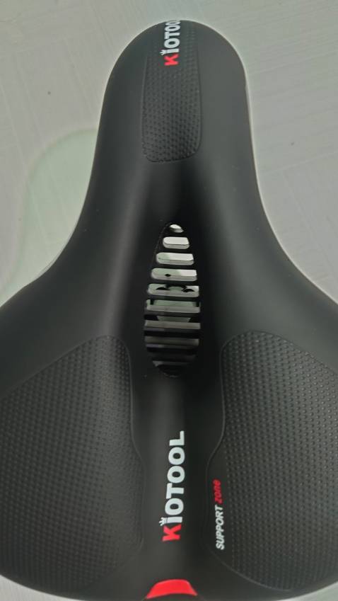 Yên xe có cấu hình đẹp, chắc chắn. Chưa sử dụng nên chưa biết có êm hay không.