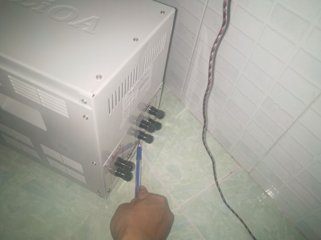 Hàng chất lượng hoàn thiện tốt, nhưng khâu đóng gói để giao hàng chưa tốt còn sơ sài. Trong quá trình giao từ HN vào Tp HCM phía mấy cái ốc bắt dây phía sau lồi ra nhưng ko dc lót xốp cẩn thận dẫn đến va đập trong khi vận chuyển bị móp. Không biết có lỗi gì thì hãng có bảo hành ko đây nữa.