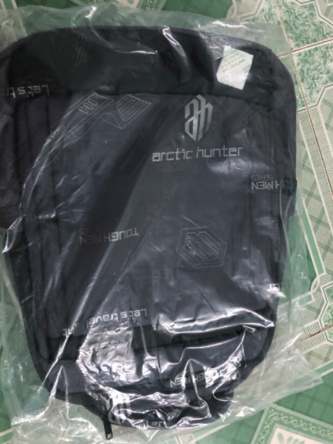 Giao hàng nhanh chóng. Nhận hàng giống như mô tả trên  app. Balo đựng trong 01 túi zip trong suốt. Bên trong có gói hút ẩm kèm theo. Sản phẩm gia công ổn, đựng laptop đi làm rất thoải mái…