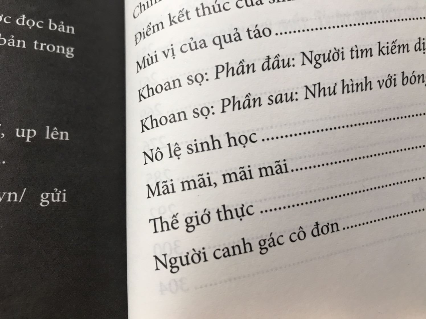 Tò mò đặt thử, đọc thử, phát hiện bản thân bị cuốn vào những câu chuyện ở trong sách khi nào không hay. 
Nội dung rất thú vị, tuy nhiên không phải câu chuyện nào cũng hiểu được, có lẽ do kiến thức bản thân không đủ, hoặc có lẽ chưa đủ sâu trong ý thức, suy nghĩ. 
Mn có thể tham khảo những bài review trên mạng để rõ hơn về nội dung sách. 
Màu giấy ngả ngà, đọc lâu không nhức mắt, chất lượng giấy cũng như mực in ổn áp. 
Tuy nhiên, mình có chút góp ý nho nhỏ về một số lỗi hình thức mình nhận thấy: thiếu chấm câu, thiếu dấu hay thiếu chữ cái. 
Hy vọng nhà xuất bản để ý và sửa chữa để sách được hoàn thiện kể cả nội dung và hình thức. 
Đáng mua!