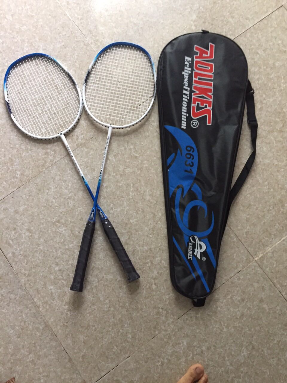 Chất lượng ổn trong tầm giá, vợt khá nhẹ, màu sắc oke. Còn được tặng thêm một hộp cầu cộng với băng tay thấm hút mồ hôi khá ổn. Nói chung là phù hợp với giá tiền