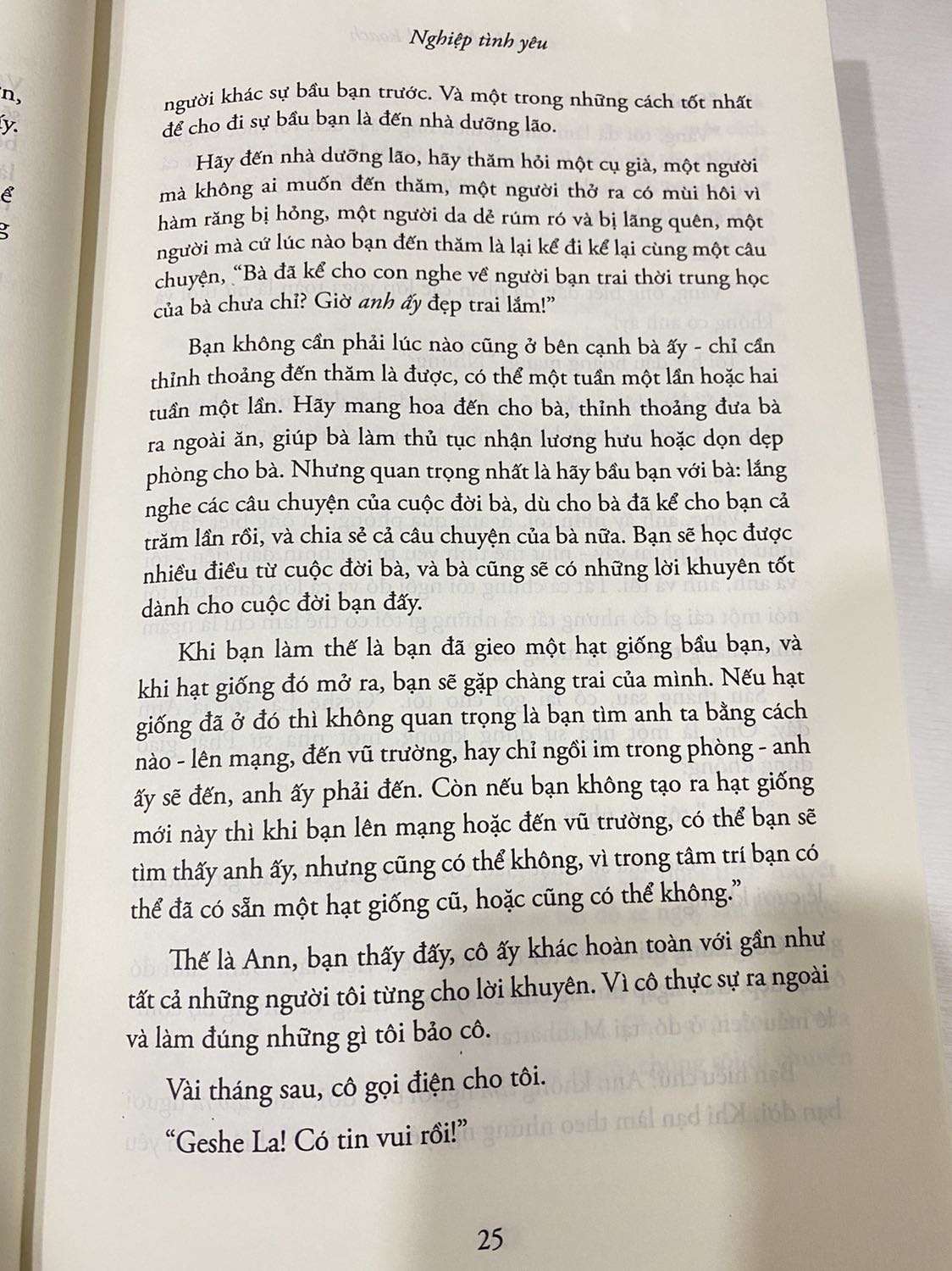Đây là lần đầu tiên mình viết review sách. Xin copy nguyên văn những gì mình viết lên *** mình

Câu chuyện thật tâm linh khiến em ko thể ko chia sẻ. 
Cứ như giác ngộ ra được 1 sự thật thần thánh về mối quan hệ nhân quả. 
Chúng ta chỉ nhận quả rồi đau khổ, oán trách và tốt đẹp hơn là ăn năn hối hận vì mình đã gieo những điều ko tốt. 
Nhưng mình chưa có nghĩ theo hướng tích cực là: Những điều tuyệt vời mình gặp trên đời, cũng là do mình gieo những điều tuyệt vời với người khác. 
Từ lý luận như vậy. 
Chúng ta muốn có điều gì trên đời này. Hãy viết ra. Rồi suy luận 1 xíu. 
Phải gieo cái nhân gì (hạt giống gì) để nó nở mầm ra điều này ta? 
Hihihi
Và tiếp tục là: “mình đừng gieo cái nhân gì (hạt giống gì) để nó nở mầm thành những điều đau đớn như này ta? 
Muốn nhận gì thì hãy cho đi nấy
Ko muốn nhận gì thì hãy ngừng làm điều ấy với người khác
Đơn giản vậy mà 33 năm qua em mới “ngộ” ra đó mọi người ơi.