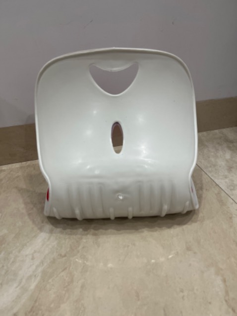 Ngồi rất khó chịu cong quá bẻ ra thì gãy