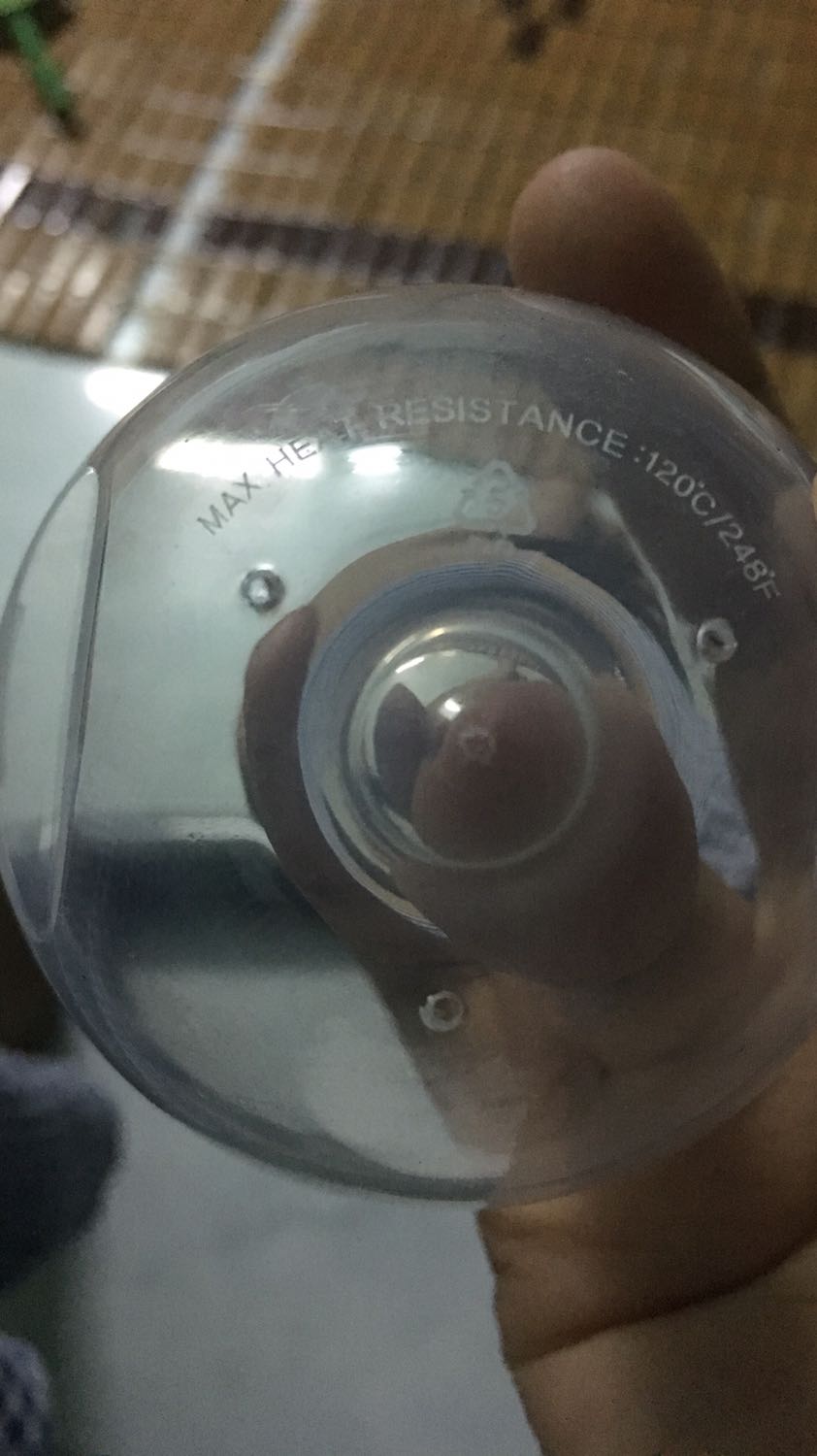 Bình mềm, tiệt trùng xong vẫn nghe mùi nhựa, vài lần sau mới hết. Mh đọc các thông tin phân biệt hàng thật giả, thì thấy ở nắp của bình sữa không có ký hiệu số lô sx như công bố. Đề nghị tiki với nhà cung cấp kiểm tra lại để tạo lòng tin cho người mua